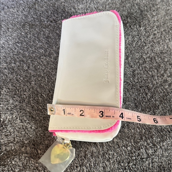 Juicy Couture white patient leather clutch /purse fluffy pink lining vintage - Picture 6 of 10